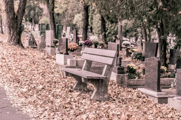 Mezarlıktaki Boş Tezgah Mezarlar Üzerindeki Renkli Süslemeler Yerdeki Portakal Yaprakları — Stok fotoğraf
