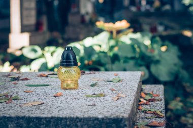 Tüm ruhlar gününde fener, mum, kasımpatı çiçeği, hüzünlü ve huzurlu bir atmosfer ile süslenmiş mezar.