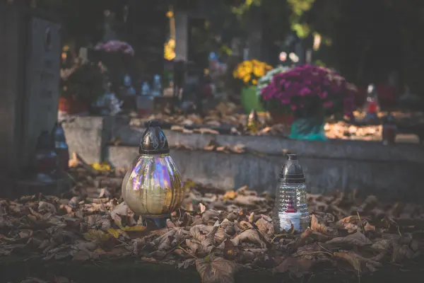 Sír Díszített Lámpás Gyertyák Virágok Alatt Minden Lélek Nap Szomorú — Stock Fotó