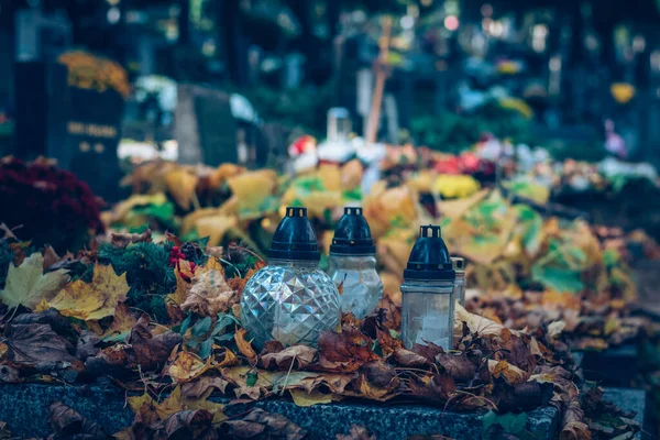 Hrob Zdobený Lucernou Svíčkami Květinami Během Dne Všech Duší Smutná — Stock fotografie