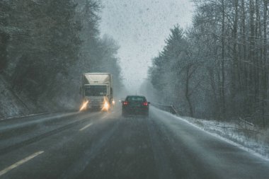 Kar ve sisli kış zamanında tehlikeli kaygan yolda araba
