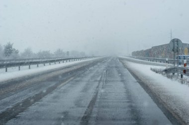 Karlı ve sisli kış zamanında tehlikeli kaygan yolda arabalar.