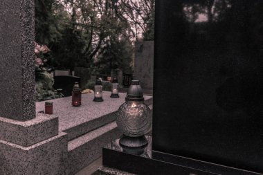 Mezarlıktaki tüm ruhlar günü kutlamaları, geleneksel mezar taşı süslemeleri.