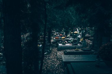 Mezarlıktaki tüm ruhlar günü kutlamaları, mezar taşı üzerindeki geleneksel Hıristiyan süslemeleri, mumlar, fenerler, çiçekler.