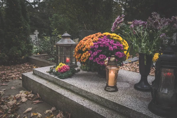 墓地でのすべての魂の日のお祝い 墓石の伝統的な装飾 ロイヤリティフリーのストック写真