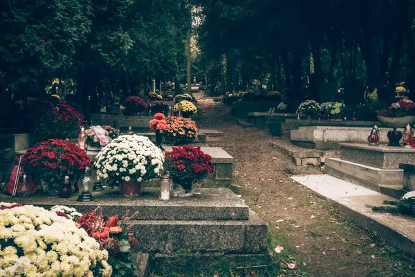 墓地でのすべての魂の日のお祝い ろうそく ランタン 花の伝統的なキリスト教の装飾 ストックフォト