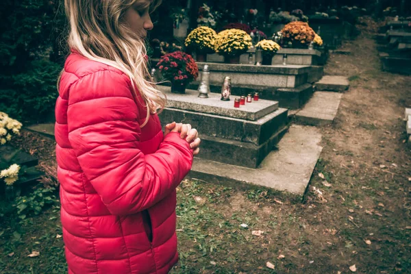 Trauriges Mädchen Betet Allein Auf Dem Friedhof lizenzfreie Stockbilder