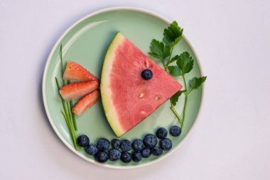 karpuz ve yaban mersininden yapılmış balık hayvanı