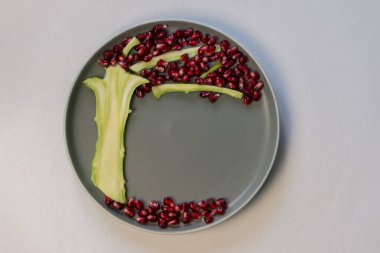 Çocuklar için nar tohumlarından renkli ağaç, izole edilmiş, kopyalama alanı