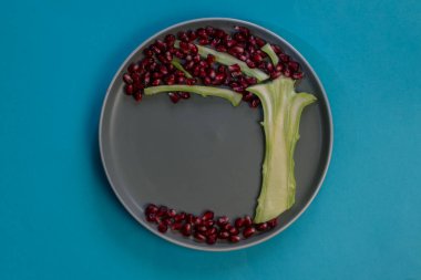 Çocuklar için nar tohumlarından renkli ağaç, izole edilmiş, kopyalama alanı