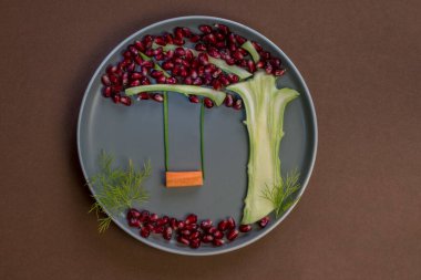 Çocuklar için havuç sallayan nar tohumlarından renkli ağaçlar, izole edilmiş.