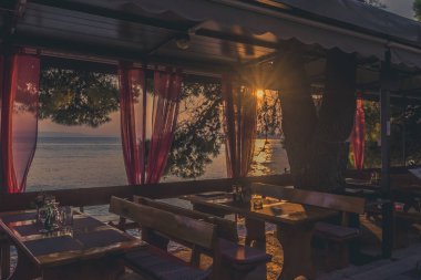 Öğleden sonra deniz kenarındaki restoranın romantik manzarası.