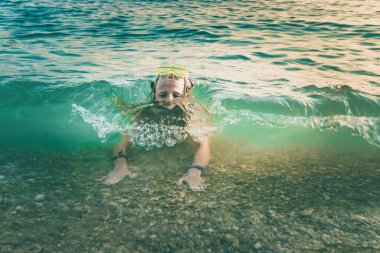 Denizde tatlı bir genç kız