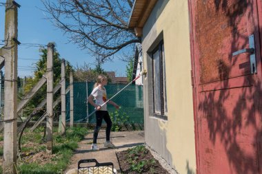 Çocuk evi yenileyerek yardım ediyor