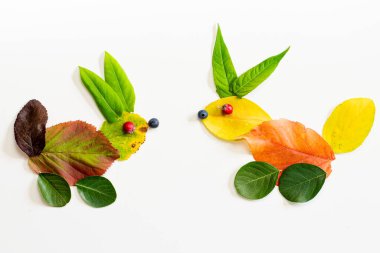 Canlı yapraklardan, yaratıcılıktan, sonbahar titreşimlerinden yapılmış renkli tavşan hayvanları.