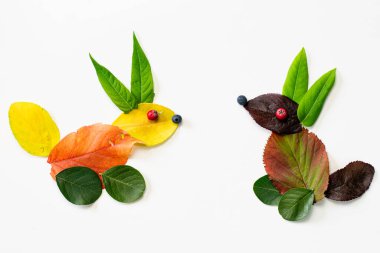 Canlı yapraklardan, yaratıcılıktan, sonbahar titreşimlerinden yapılmış renkli tavşan hayvanları.