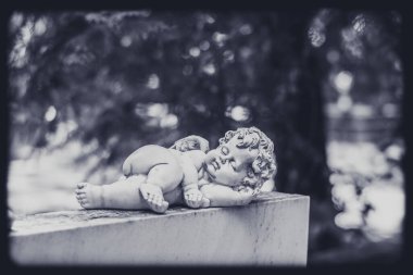 Uyuyan melek heykeli, Azizler Günü.