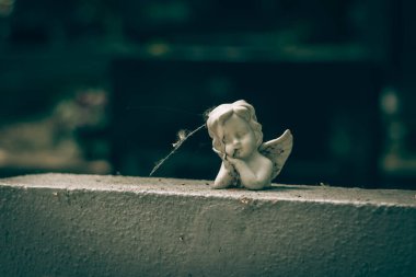 Mezarın üzerinde küçük bir melek heykeli