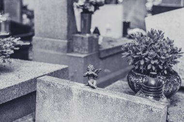 Mezarın üzerinde küçük bir melek heykeli