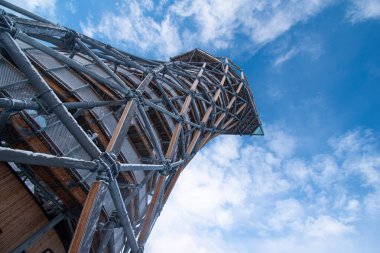 Gözlem kulesi, tepeden tırnağa mavi kış gökyüzü, solucan bakışı.