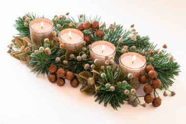 Dört beyaz mum, çiçekli çelenk süslemesi, izole edilmiş, dört mum yanıyor.