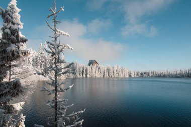 Kış mevsiminde Slovakya 'da Strbske pleso Gölü