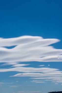 altocumulus mercimek, mavi gökyüzünde beyaz bulutlar