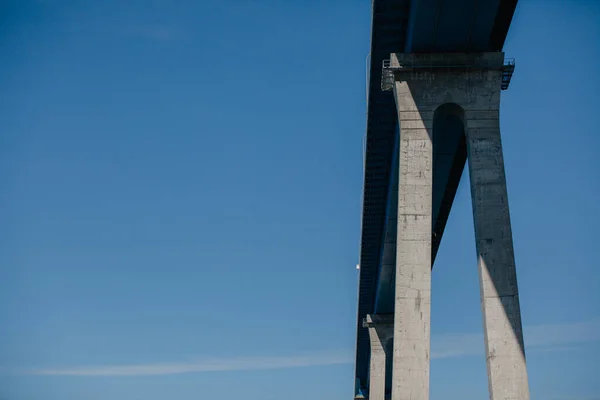 Detalhe Ponte Alta Concreto Moderno Contra Fundo Céu Azul Com — Fotografia de Stock
