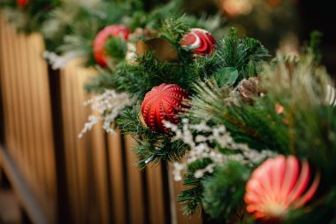 Noel arkaplanları - yeşil noel ağacı brandaları, rd ve altın süsler, sicim ışıkları.