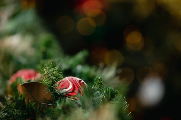 Sfondi Natale Rami Albero Natale Verde Ornamenti Oro Luci Stringa Foto Stock Royalty Free