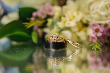 Çiçek arkaplanda altın alyans, düğün geçmişi.