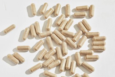 Beyaz arkaplandaki nötr bitkisel başlıkların görüntüsünü kopyalama alanı ile kapat