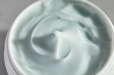 Kavanozdaki yüz kreminin üst kısmı. Nemlendirici kamçının makro görüntüsü çıkarıldı.