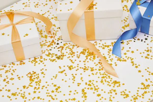Белые Упакованные Подарочные Коробки Золотыми Голубыми Лентами Блестки Форме Золотой Стоковое Фото
