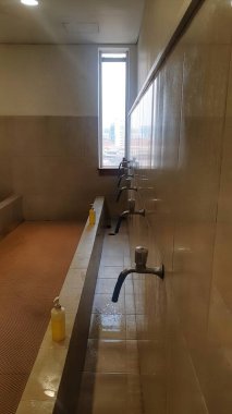 Müslüman erkekler için kendini adamış bir abdestin huzurlu bir görüntüsü, İslami uygulamanın kutsal bir ayini.