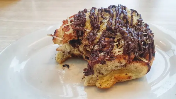 Taze ekmeğin mükemmel ahengiyle donatılmış taze çikolatayı el değmemiş beyaz tabağa serpiştir.