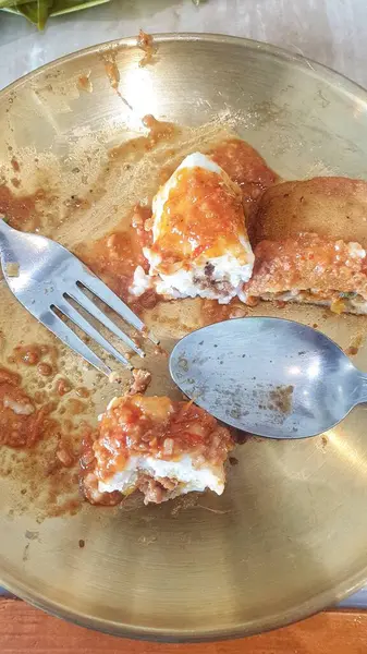 Lüks bir altın tabak lezzetli çerez çeşitlerine ev sahipliği yapar. Her biri bol bol fıstık sosu serpiştirir.