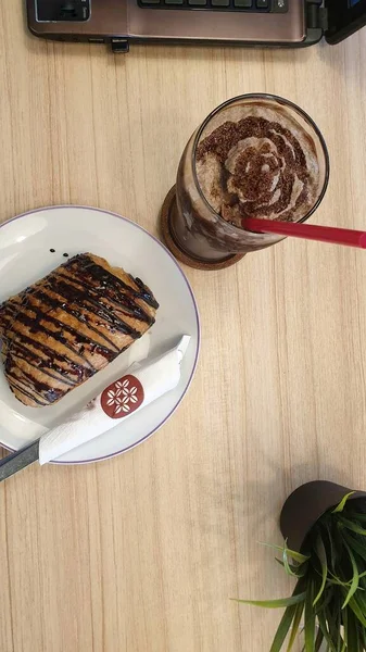 Taze pişmiş ekmek ve zengin çikolata içeren lezzetli bir tabak. Tat alma duyunuz için hoş bir hoşgörü.