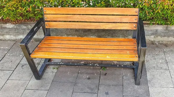 Banco Madeira Acolhedor Agraciando Calçada Oásis Relaxamento Convidando Você Sentar — Fotografia de Stock