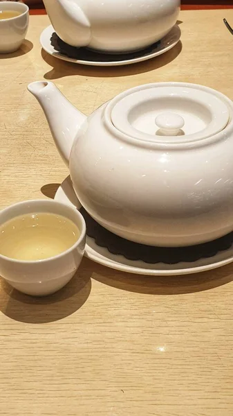 Спокойный Момент Запечатленный Чайником Чашкой Горячего Чая Столе Приглашение Насладиться — стоковое фото