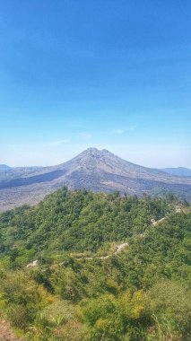 Uzak bir dağın zirvesine büyüleyici bir bakış, doğanın ihtişamının ve uzak güzelliğinin bir kanıtı.