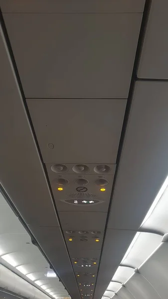 飞机天花板的独特视角 从内部可以瞥见天空 可以看到云层之上的旅行 — 图库照片