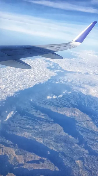 Exhilarating Moment Captured Airplane Wing Soars Gracefully Majestic Mountain Range — Stock Photo, Image