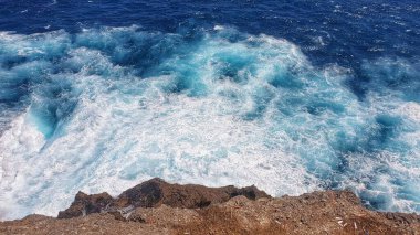 Nusa Penida Adası, Bali, Endonezya 'daki okyanusa bakan kayalık bir levrekten sakin bir manzara, doğanın güzelliğinin sonsuz denizle buluştuğu yer.