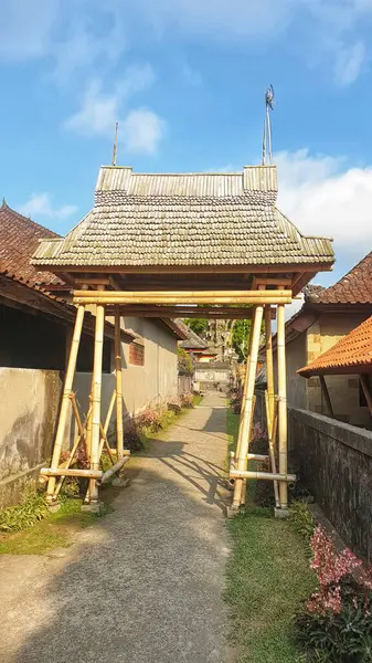 Huzurlu ahşap bir yapı, bir geçidin kalbine yerleşmiş, dinlenmek ve düşünmek için sakin bir geri çekilme öneriyor.