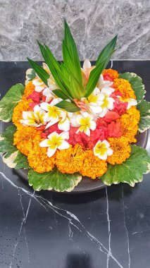 Karşınızda bir tabakta özenle hazırlanmış büyüleyici bir çiçek aranjmanı. Her masanın üstüne zarafet katan büyüleyici bir başyapıt.