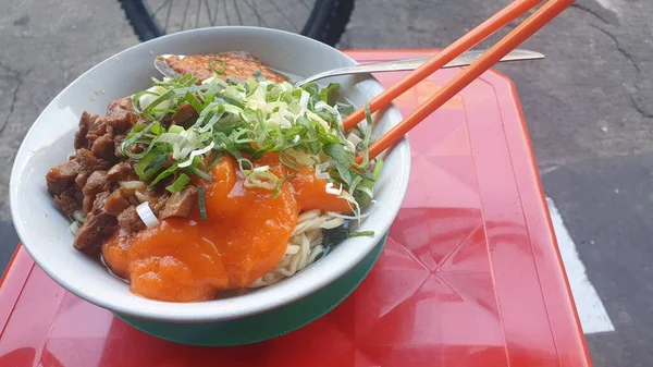 Lezzetli et ve canlı sebzelerle dolu lezzetli bir beyaz kasenin tadını çıkar. Besleyici bir yemek zevki