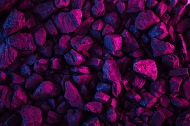 Kömür dokusu ve neon mavisi ve mor ışığı olan yaratıcı fütüristik bir arka plan. Toprak ısıtma kavramı