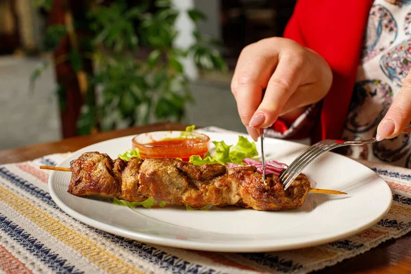 Comer Kebab Porco Grelhado Com Cebola Vermelha Souce Frio Restaurante — Fotografia de Stock