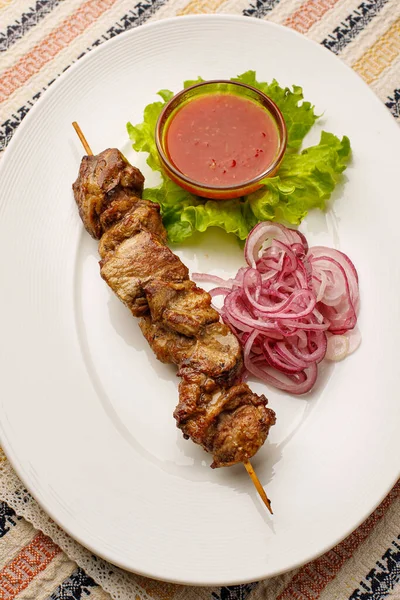 Kebab Porco Grelhado Com Cebola Vermelha Souce Frio Prato Branco — Fotografia de Stock